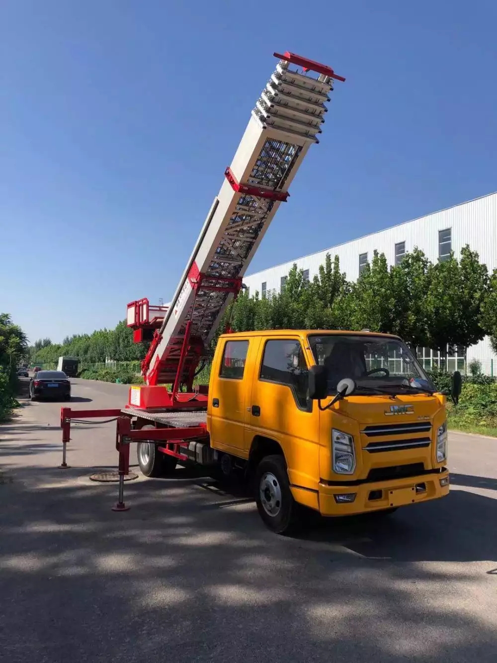 彭州附近的云梯车出租服务：轻松解决高空作业需求