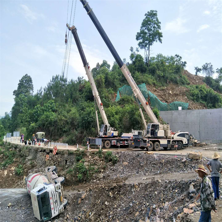 彭州汽车掉沟里叫吊车救援要多少钱